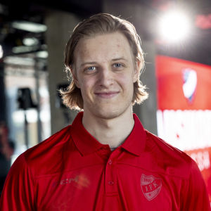 Tony Sund HIFK:n tiedotustilaisuudessa.