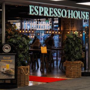 Ingång till Espresso House i Citycenter i Helsingfors.