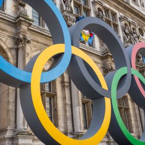 Olympiarenkaat Pariisin kaupungintalon edessä.