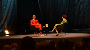Mark Levengood och Rosa Liksom var grannast under festivalen. Två personer sitter på en scen och samtalar