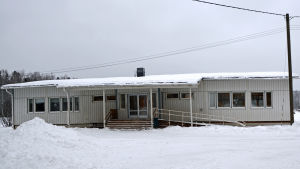 Sannäs skolas paviljong får inte längre användas, den har nått slutet av sin livslängd. Därför äter barnen i Hagaborg. Sannäs skolas paviljong i Borgå.