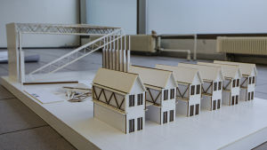 Flera studerande hade idéer om hur man kunde återanvända existerande byggnader, som Mertin Raphael som tyckte att man kunde bygga radhus av industrihallarnas material. Miniatyrmodell med sex radhus i förgrunden och en halvt nedmonterad lagerhall i bakgrunden.