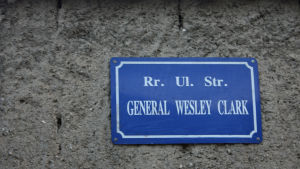 Den amerikanska Natogeneralen Wesley Clark ledde bombningarna mot serberna 1999 och har flera gator i Kosovo uppkallade efter sig. Den här finns i staden Peja nära gränsen mot Montenegro. General Wesley Clarks gata i Peja i Kosovo.