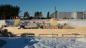 Här byggs bron över riksväg 25 som ska ersätta den nuvarande korsningen. Brobygge över riksväg 25 i Lojo.