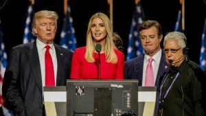 På toppen av sin karriär. Paul Manafort vid Donald Trumps sida på republikanernas konvent 2016. Donald och Ivanka Trump med Paul Manafort på scenen 2016