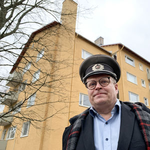 Roihuvuoriseuran toiminnanjohtaja Otto-Ville Mikkelä Keijukaistenpolku 4. kivitalon edessä.