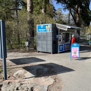 Jäätelökioski Helsingissä Seurasaaren edustalla.