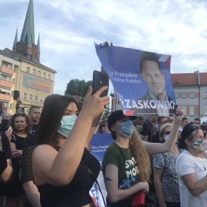 Trzaskowski vädjar till väljare som är missnöjda med utvecklingen i Polen. Anhängare till Rafal Trzaskowski med planscher.