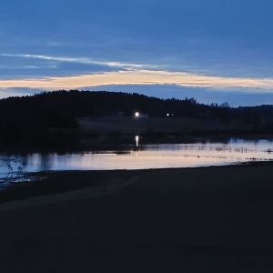 Lohjan Hyvelänjärven maisemaa toukokuisena yönä. 