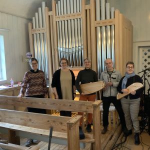 Musiikkijumalanpalveluksen tekijät Kellokosken kirkossa.
