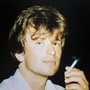 Som ung levde Kjell Westö ett bohemliv i "sus och dus", som han själv kallar det. Ung Kjell Westö med cigg