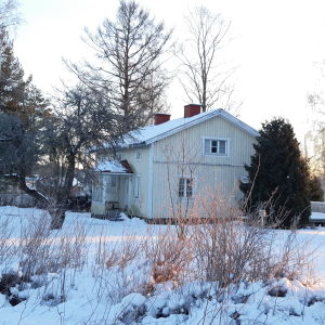 Ett gult trähus i Ingå kyrkby som kommunen köper.