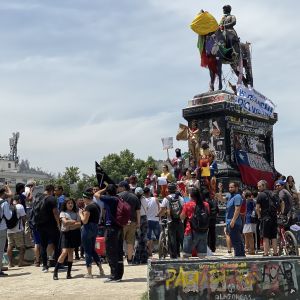 General Baquedano har blivit nerklottrad och prydd med banderoller Demonstrationer i Santiago, Chile