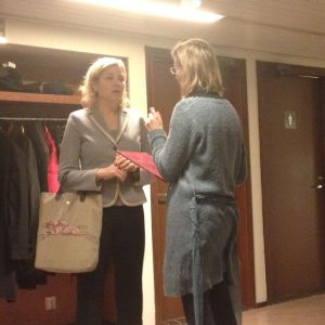 Här överlämnar Mikaela Björklund en skrivelse till kommunminister Henna Virkkunen (Saml) Mikaela Björklund, ordförande i Närpes stadsfullmäktige över lämnar skrivelsen till kommunminister Henna Virkkunen.