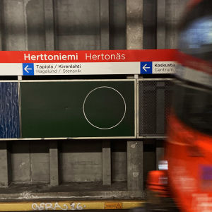En skylt som pekar mot Stensvik och en metro som susar förbi.