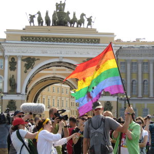 Regnbågsflaggan vajade ett ögonblick på Palatstorget. Regnbågsflaggan vajade ett ögonblick på Palatstorget. Pridedemonstration i S:t Petersburg den 4 augusti 2014.