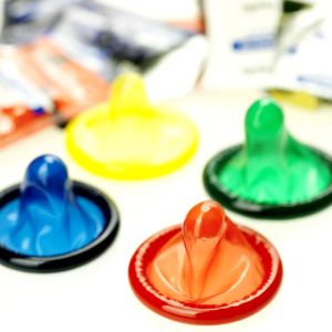Neljä värillistä kondomia.