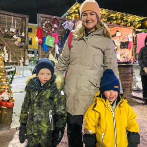 Kvinna och hennes två barn på Borgå jultorg.
