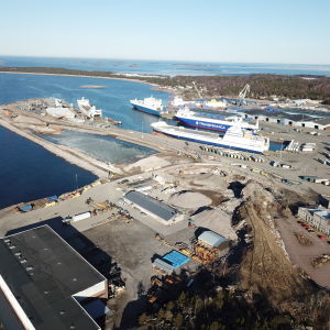 En bild från luften över Västra hamnen i Hangö. På bilden syns båtar och områden som har sprängts bort.
