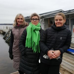 Fysioterapeut Michael Stenwall-Olander, politiker Marika Törnqvist (SFP) och fysioterapeut Maria Ljungqvist vid Simmis vid Stallörsparken i Ekenäs. 