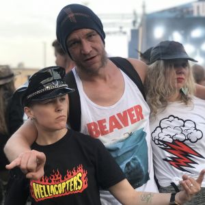 Hellacopters-fansen var nöjda med spelningen. Tre Hellacopters-fans på Tuska 2019. Två tjejer med Hellacopters-tröjor och en kille i mitten.