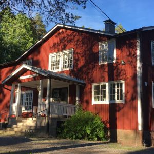 Ungdomsföreningens lokal i Täkter heter Ingbohed. Här spelas dramakomedin Mauno Koivisto i höst. Ett stort rött trähus. Samlingslokal i Ingå.