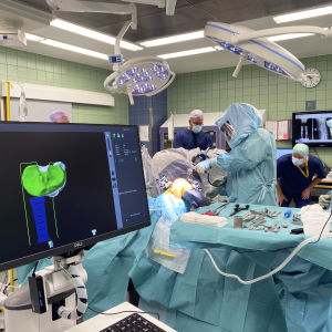 Ortopedi Matti Sävelä suoritti ensimmäisen robottiavusteisen polven tekonivelleikkauksen Satasairaalan leikkaussalissa 25.8.2021.