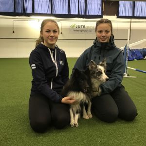Ida och Emilia Lindström med hundarna Win och Lix. Flickorna driver ett företag och tränar agility i en hall på Fågelberget i Korsholm.