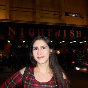 Mariem Henaine Teatro Metropólitanin edessä. Mariem Henaine Teatro Metropólitanin edessä Méxicossa ennen konserttia.