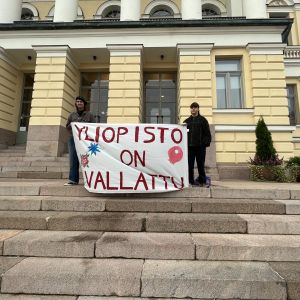 Opiskelijoita Helsingin yliopiston edustalla, pitävät lakanaa, jossa lukee "yliopisto on vallattu".