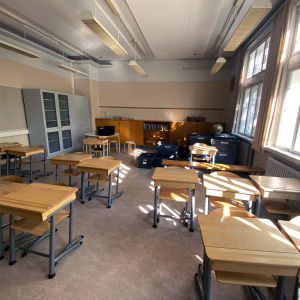 Ett tomt klassrum. Längst bak syns flera flyttlådor.