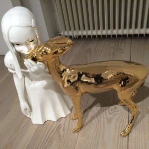 Golden Sacrificial Deer (2016). Ett verk av Simonsson som vi har vant oss vid att se. Kim Simonsson: Golden Sacrificial Deer (2016)