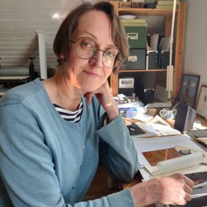 Maija Albrecht sitter i sin ateljé.