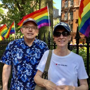 Kathy och David från Washington DC ville se platsen där gayrörelsen fick en start. Kathy och David, gay-föräldrar från Washington DC vid Stonewall-monumentet i NYC