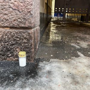 Talon sisäänkäynti jossa surmattu asunut ja hautakynttiä.