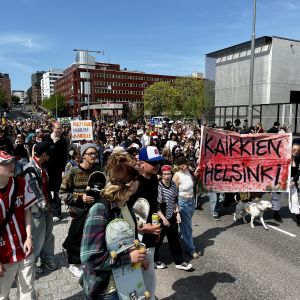 Kaikkienhelsinki- mielenilmaus kulkee kohti Suvilahtea.