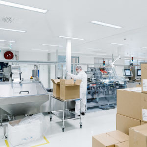 Työntekijä Orionin tuotantolaitoksessa Mankkaalla Espoossa, jossa kootaan ja pakataan inhalaattoreita.