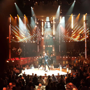 Peter Jöback i sitt rätta element. Det är storstilad show han bjuder på i Stockholm. Peter Jöback på Cirkus scen i Stockholm