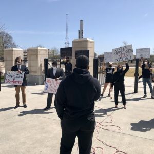 I Georgia har demonstranter samlats i närheten av delstatsparlamentet i flera veckor för att protestera mot republikanernas förslag till nya vallagar. En grupp demonstranter protesterar mot vallag framför delstatsparlamentet i Atlanta, Georgia.