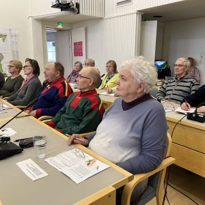 18.10.2022 Utsjoen ikäihmiset kuuntelevat Ari Viippolan korjausneuvoja.