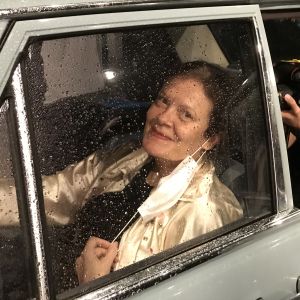 Kati Sinisalo istuu taksin takapenkillä Teeman elokuvafestivaalin 2020 kuvauksissa.