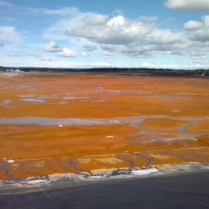 Ett fält med orangefärgat slem och jord på marken i Sotkamo.