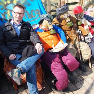 Nykyinen myllerrys alkoi Kiovan mielenosoituksista Ukrainasta. Kuvassa kirjoittaja Kiovassa keväällä 2014 toimittaja marko lönnqvist istuu maidan-mielenosoittajiksi puettujen nukkien kanssa penkillä kiovassa.