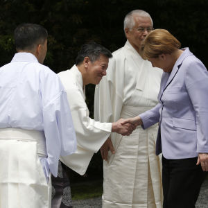 Shintopräster välkomnar Tysklands förbundskansler Angela Merkel till tempelkomplexet i Ise Shintopräster välkomnar Tysklands förbundskansler Angela Merkel till tempelkomplexet i Ise