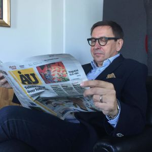 Skattmästaren Lasse Svens vid Stiftelsen för Åbo Akademi sitter och läser Åbo Underrättelser.
