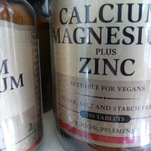 Närbild på pillerburk med kalcium, magnesium och zink.