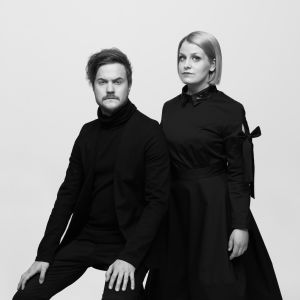 Man och kvinna i mörka kläder