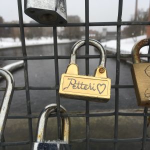 Lukkoja kiinnitettynä sillan kaiteeseen Tampereella.