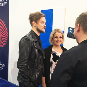 Man och kvinna intervjuas