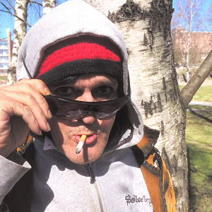 Andy Mc Coy har läst tvångsfinska i skolan och förstår sig inte på språkstriden. Han sommarpratar den 26.7. Andy Mc Coy tittar fram bakom sina solglasögon, i munnen har han en cigarett